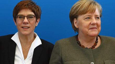 Bundeskanzlerin Angela Merkel und ausscheidende CDU-Vorsitzende Annegret Kramp-Karrenbauer 
