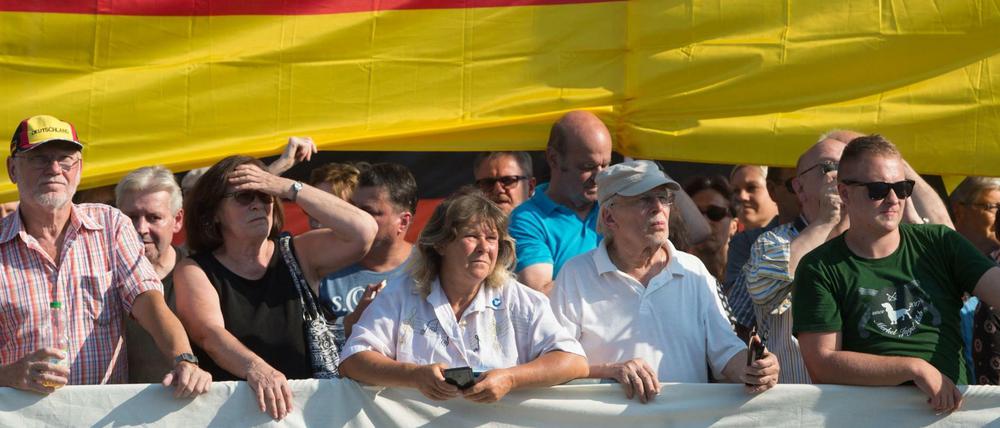 Anhänger von AfD und Pegida protestieren am Donnerstag gegen den Merkel-Besuch in Dresden. 