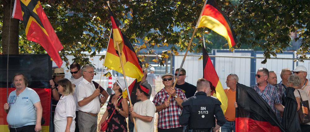 Teilnehmer einer Demonstration gegen Kanzlerin Angela Merkel.