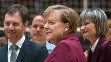 Kanzlerin Angela Merkel besucht das Training der Basketballer "Niners Chemnitz eV" in Chemnitz.
