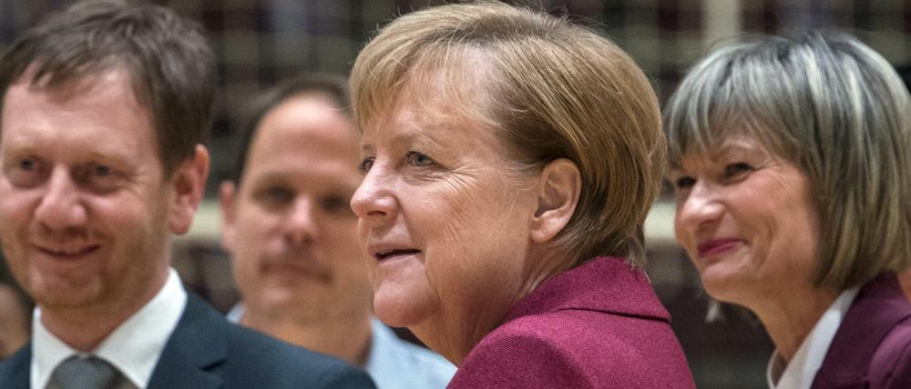 Kanzlerin Angela Merkel besucht das Training der Basketballer "Niners Chemnitz eV" in Chemnitz.