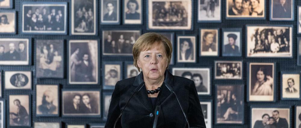 Bundeskanzlerin Angela Merkel in der Gedenkstätte in Auschwitz-Birkenau. 