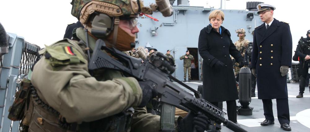  Bundeskanzlerin Angela Merkel (CDU) - hier im Januar auf dem Deck der Korvette Braunschweig am Marinestützpunkt in Kiel - plädiert für eine massive Aufstockung des Wehr-Etats.