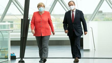 Hier ist der Abstand ist gewahrt, das war nicht in allen Situationen gegeben: Kanzlerin Merkel zu Besuch bei NRW-Landeschef Laschet.
