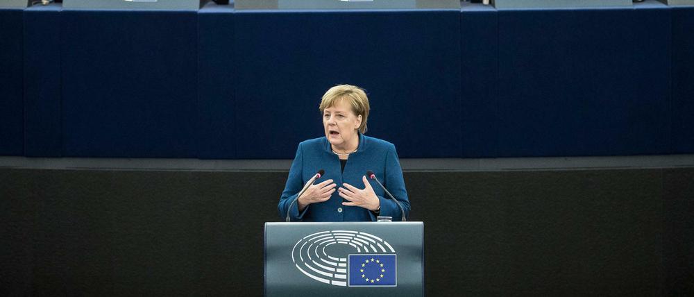 Bundeskanzlerin Angela Merkel hat sich bei ihrer Rede vor dem Europäischen Parlament für die Entwicklung einer europäischen Armee ausgesprochen.