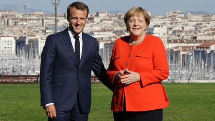 Der französische Präsident Emmanuel Macron begrüßt Bundeskanzlerin Angela Merkel.