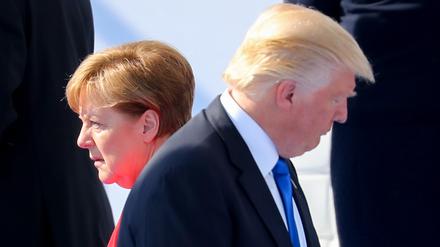 Schulter an Schulter - irgendwie: US-Präsident Trump und Bundeskanzlerin Merkel.