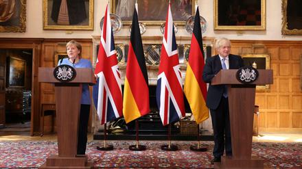 Ein letztes Mal in Chequers. Kanzlerin Angela Merkel und Premier Johnson bei ihrer Pressekonferenz am Freitag. 