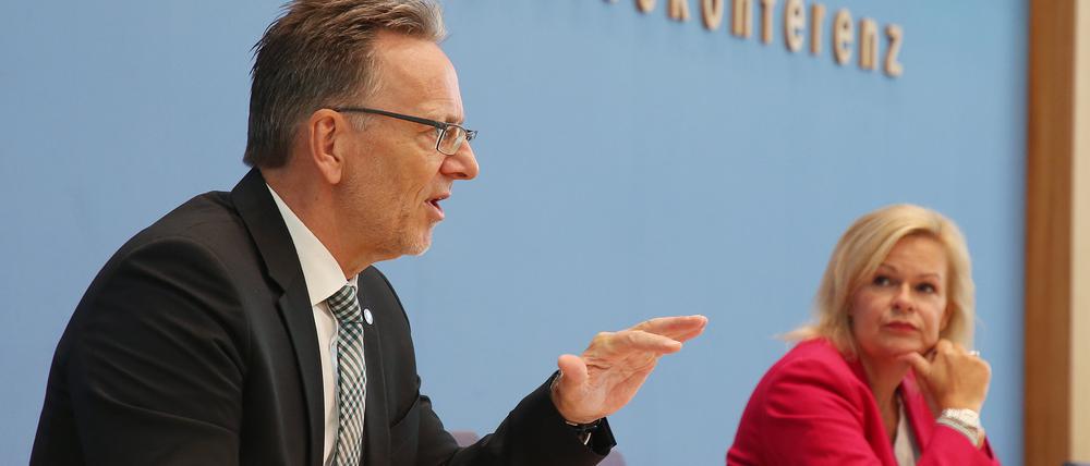 Nancy Faeser (SPD), Bundesinnenministerin, und Holger Münch, Präsident der Bundeskriminalamtes, stellen vor der Bundespressekonferenz den vom Bundeskriminalamt veröffentlichten Lagebericht zur Organisierten Kriminalität vor.