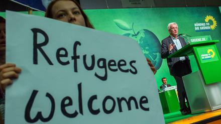 Protestbanner. Bei der Rede von Winfried Kretschmann zeigten gerade junge Grüne, was sie von seiner Zustimmung zum Asylkompromiss halten.