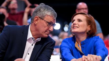  Bernd Riexinger und Katja Kipping, Bundesvorsitzende der Partei Die Linke, warten beim Bundesparteitag auf die Ergebnisse der Wahl der Bundesvorsitzenden. 