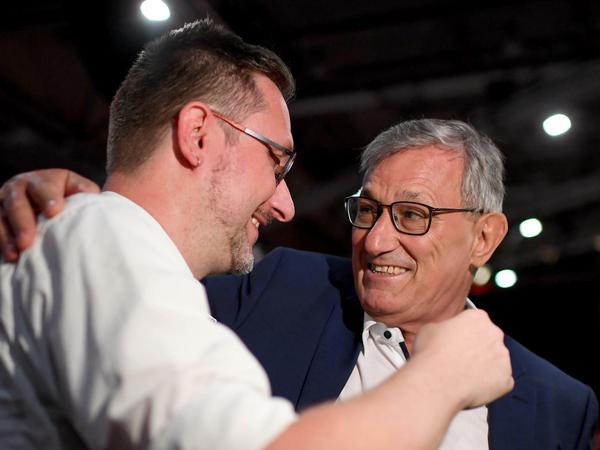 Linken-Parteichef Bernd Riexinger (rechts) gratuliert dem neuen Bundesgeschäftsführer Jörg Schindler zur Wahl. 