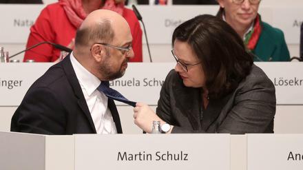 Martin Schulz bekommt von Andrea Nahles die Krawatte gerichtet.