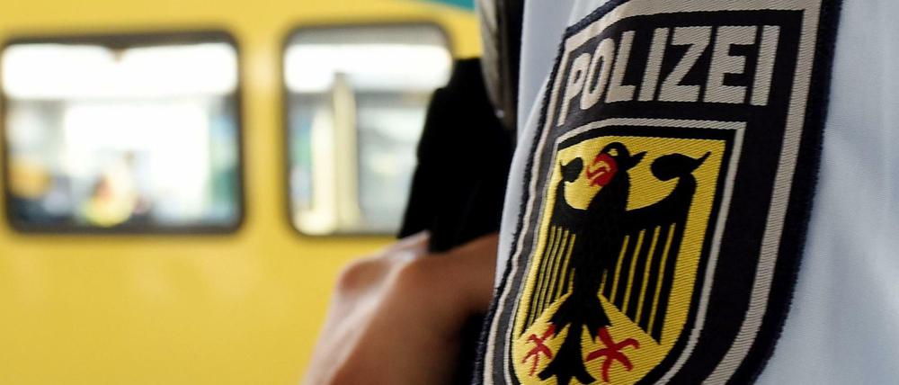 Die Messerattacke einer 15-Jährigen auf einen Polizisten im Hauptbahnhof Hannover hat möglicherweise einen islamistischen Hintergrund gehabt. 