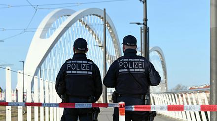 Am deutsch-französischen Grenzübergang in Kehl stehen zwei Beamte der Bundespolizei.