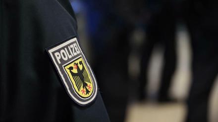 Das Abzeichen der Bundespolizei an der Uniform eines Beamten (Symbolbild)