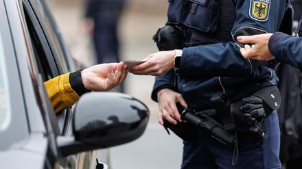 Die Bundespolizei kontrolliert den Einreiseverkehr am deutsch-tschechischen Grenzübergang Furth.