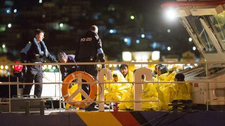 Beamte der Bundespolizei See an Bord des Streifenboots "Börde" helfen in der Nacht zum 03.03.2016 im Hafen von Vathy auf der Insel Samos (Griechenland) Flüchtlingen von Bord, die sie zuvor bei einer Einsatzfahrt in der Ägäis aufgenommen haben. 