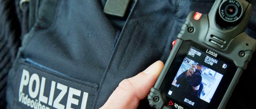 Ein Beamter der Bundespolizei zeigt im Berliner Ostbahnhof eine Bodycam zur Videoüberwachung.