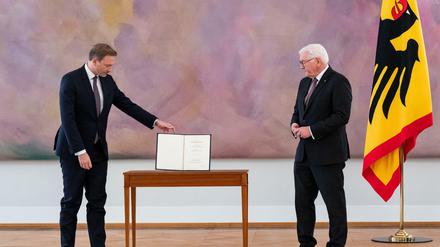 Christian Lindner (l, FDP) bei der Ernennung zum Finanzminister durch Bundespräsident Frank-Walter Steinmeier