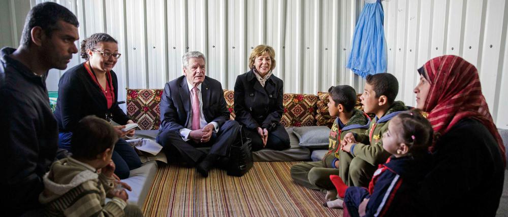 Begegnung vor Ort: Bundespräsident Joachim Gauck und seine Lebensgefährtin Daniela Schadt besuchen im Dezember ein Lager für syrische Flüchtlinge in Jordanien.