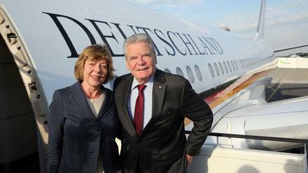 Bundespräsident Joachim Gauck und seine Lebensgefährtin Daniela Schadt auf dem Weg nach Chile.