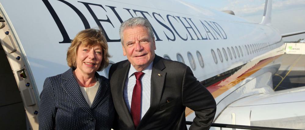 Bundespräsident Joachim Gauck und seine Lebensgefährtin Daniela Schadt auf dem Weg nach Chile.