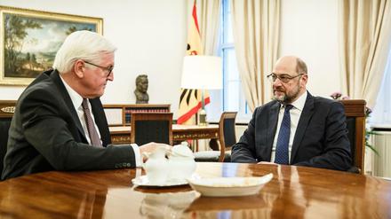 Bundespräsident Frank-Walter Steinmeier in seinem Büro im Schloss Bellevue im Gespräch mit SPD-Chef Martin Schulz. 