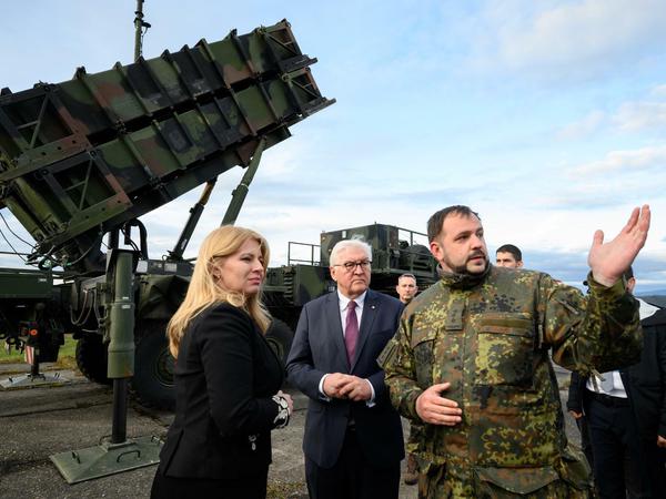 Bundespräsident Frank-Walter Steinmeier (M) und Zuzana Caputova, Präsidentin der Slowakei, besuchen den Standort des Patriot-Flugabwehrraketensystems der NATO auf dem slowakischen Luftwaffenstützpunkt Sliac. 