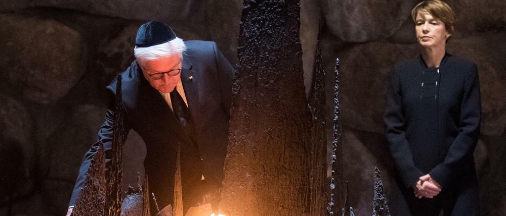 Ort des Gedenkens an die Opfer: Bundespräsident Frank-Walter Steinmeier und seine Frau Elke Büdenbender in der Holocaust-Gedenkstätte Yad Vashem in Jerusalem im Jahr 2017.