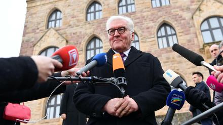 Bundespräsident Frank-Walter Steinmeier gibt vor dem Hambacher Schloss auf einer Treppe eine Statement ab. 