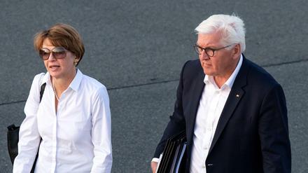 Bundespräsident Frank-Walter Steinmeier und seine Frau Elke Büdenbender gehen auf dem militärischen Teil des Flughafens Tegel zu einem Flugzeug der Flugbereitschaft der Bundeswehr, um nach Lodz zu fliegen. 