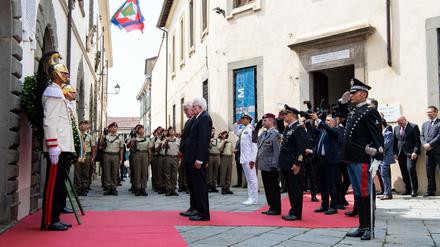 Bundespräsident Frank-Walter Steinmeier und der italienische Staatspräsident Sergio Mattarella beim Gedenken im italienischen Fivizzano.