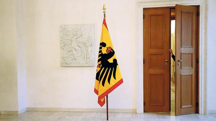 Die Standarte des Bundespräsidenten im Schloss Bellevue in Berlin vor dessen Amtszimmer