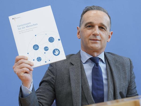 Stolzer Urheber: Einen Tag vor seiner Nahost-Reise präsentierte Heiko Maas das Weißbuch Multilateralismus der Bundesregierung. Es trägt den Titel: "Gemeinsam für die Menschen".