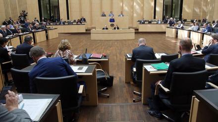 Die Abgeordneten der Länder nehmen im Bundesrat an einer Sitzung teil.