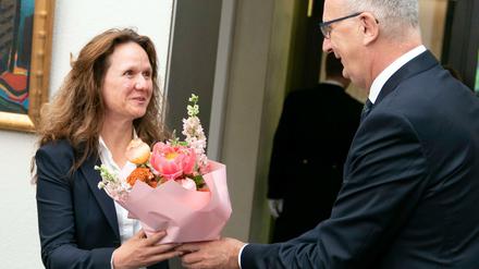 Bundesratspräsident Dietmar Woidke (SPD) gratuliert Ines Härtel.