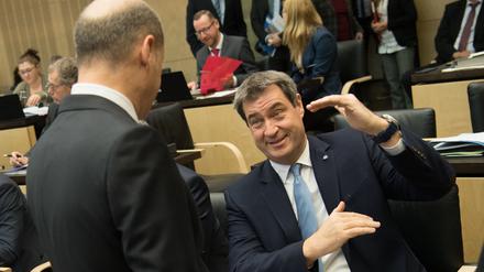 Olaf Scholz und Markus Söder haben unterschiedliche Vorstellungen (r, CSU), Ministerpräsident von Bayern, unterhalten sich im Bundesrat vor der Abstimmung zum Klimapaket. Foto: Jörg Carstensen/dpa +++ dpa-Bildfunk +++ | Verwendung weltweit