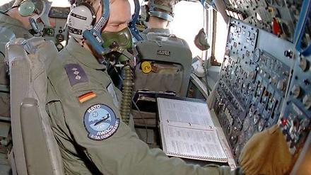 Im Cockpit eines NATO-Awacs-Aufklärungsflugzeugs (Airborne Warning and Control System) überwachen die beiden Piloten und der Bordingenieur den Flugbetrieb. 