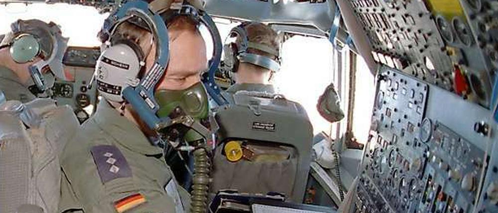 Im Cockpit eines NATO-Awacs-Aufklärungsflugzeugs (Airborne Warning and Control System) überwachen die beiden Piloten und der Bordingenieur den Flugbetrieb. 