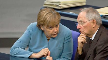 Finanzminister Schäuble hat Bedenken: Er sieht trotz hoher Steuereinnahmen wenig Spielraum für die von der Koalition geplanten Steuersenkungen.