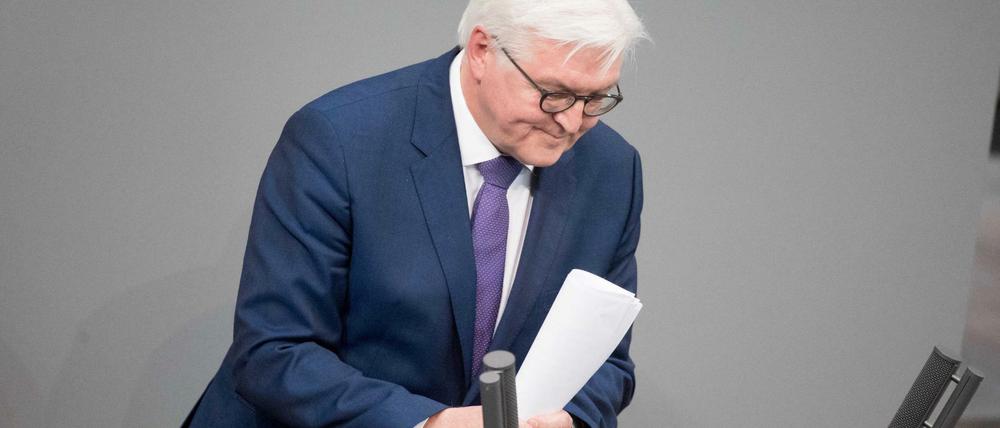 Frank-Walter Steinmeier (SPD) verneigt sich im Bundestag vor den Abgeordneten. Es war seine letzte Rede als Minister.