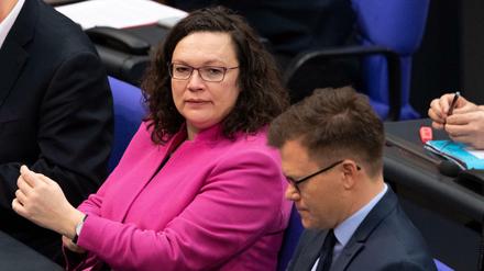 Wer nicht spurt, wird bestraft: SPD-Chefin Andrea Nahles im Bundestag mit dem Parlamentarische Fraktionsgeschäftsführer Carsten Schneider.