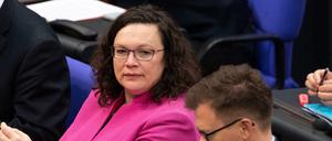 Wer nicht spurt, wird bestraft: SPD-Chefin Andrea Nahles im Bundestag mit dem Parlamentarische Fraktionsgeschäftsführer Carsten Schneider.