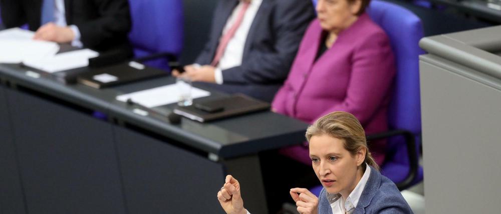 Die AfD-Fraktionsvorsitzende Alice Weidel spricht im Bundestag vor Bundeskanzlerin Angela Merkel.