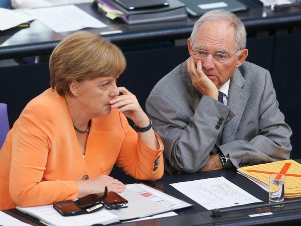 Wie geht es weiter. Bundeskanzlerin Angela Merkel (CDU) und Finanzminister Wolfgang Schäuble (CDU) überlegen noch.