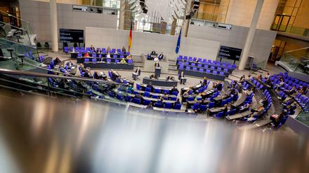 Als Corona-Schutzmaßnahme bleiben derzeit im Plenum des Bundestages einige Plätze frei. Mandate aber gibt es so viele wie nie.