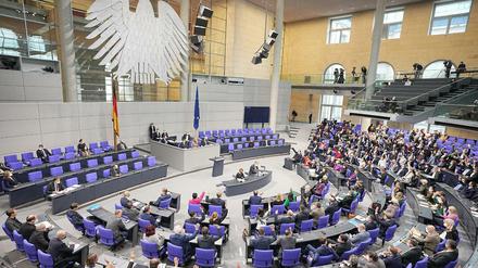 07.12.2021, Berlin: Abgeordnete nehmen an der Sitzung im Bundestag teil. Es geht unter anderem um weitere Corona-Maßnahmen wie die von SPD, Grünen und FDP geplante Impfpflicht für Personal in Kliniken oder Pflegeheimen. Foto: Michael Kappeler/dpa +++ dpa-Bildfunk +++