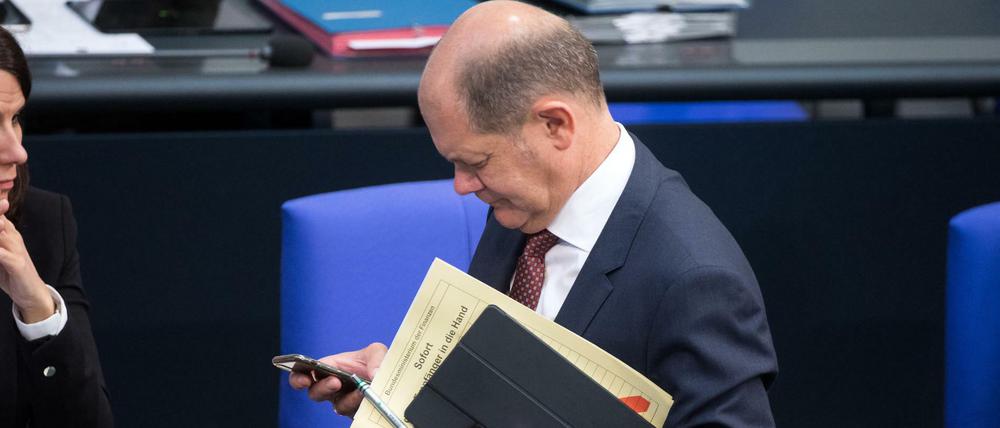 1.09.2018, Berlin: Olaf Scholz (SPD), Bundesfinanzminister, beim Verlassen der Plenarsitzung