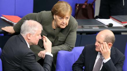 Bundeskanzlerin Merkel (CDU) mit Bundesinnenminister Seehofer und Finanzminister Scholz im Bundestag